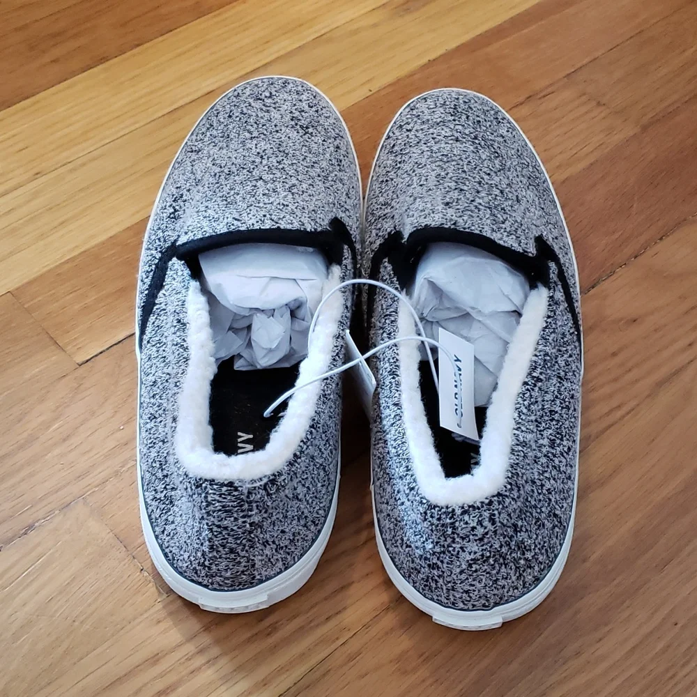 Old Navy Slip On sgoe, size 8. Fleece lined. NWT - Picture 3 of 4